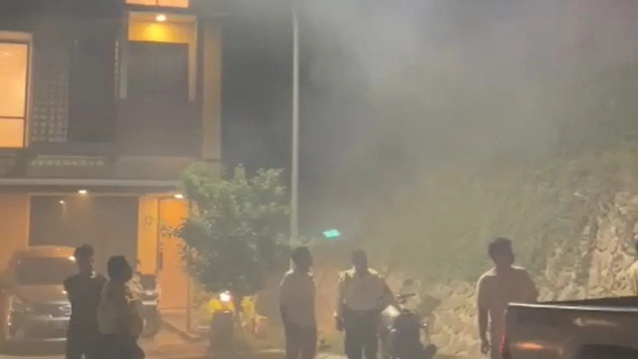 Asap dari pembakaran sampah mengepung salah satu perumahan di Gunungputri, Kabupaten Bogor, pada Senin 13 Mei 2024 malam.