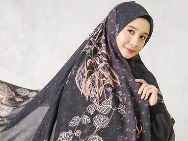 Lewat akun Instagramnya, Laudya Cynthia Bella sering kali mengunggah berbagai kegiatannya. Bahkan wanita kelahiran 1988 ini kerap memperlihatkan gaya OOTD yang cukup simpel. Seperti kali ini ia tampil anggun dengan busana hitam yang dipadukan dengan hijab motif. (Liputan6.com/IG/@laudyacynthiabella)