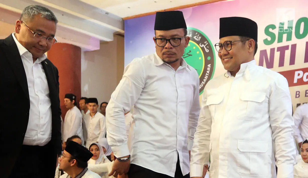Ketua Umum PKB Muhaimin Iskandar (tengah) bersama Menteri Tenaga Kerja Hanif Dhakiri serta  Menteri Desa, PDT dan Transmigrasi Eko Putro Sandjojo menghadiri  Sholawat Anti Narkoba di Komplek Parlemen, Senayan, Selasa (6/3). (Liputan6.com/Johan Tallo)