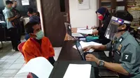 Ramadan diinterogasi di Polrestabes Palembang usai tertangkap karena kasus pencurian di Kota Palembang Sumsel (Liputan6.com / Nefri Inge)