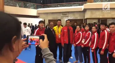 Presiden Joko Widodo jadi sasaran swafoto oleh para atlet dari berbagai negara di Asian Games 2018.