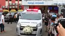 Mobil ambulan yang  membawa jenazah Emmeril Kahn Mumtadz atau Eril di Bandara Soekarno-Hatta, Minggu (12/6/2022). Ridwan Kamil langsung membawa jenazah Eril menuju Bandung Jawa Barat untuk di makamkan. (Liputan6.com/Angga Yuniar)
