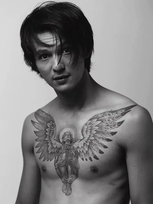 6 Potret Seleb Cowok saat Pamer Tato, Tampil Macho - Hot Liputan6.com