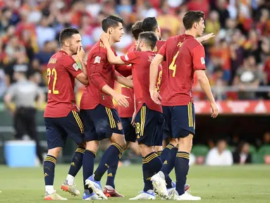 Penyerang Spanyol, Alvaro Morata (kedua kiri) berselebrasi dengan rekan setimnya usai mencetak gol ke gawang Portugal pada pertandinga perdana Grup B Nations League 2022 di Stadion Benito Villamarin, di Seville, Spanyol, Jumat (3/6/2022). Spanyol bermain imbang dengan Portugal 1-1. (AP Photo/Jose Breton)