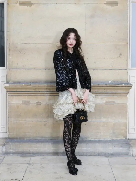 Di antara banyaknya pilihan ansambel yang dramatis, Lim YoonA menghadirkan tampilan yang lebih understated dibandingkan dengan para tamu lainnya. Ia tampil dalam jaket berpayet hitam, gaun ruffle, dan lace tights, menciptakan siluet yang lebih lembut namun tetap berkelas.  [Dok/Valentino].