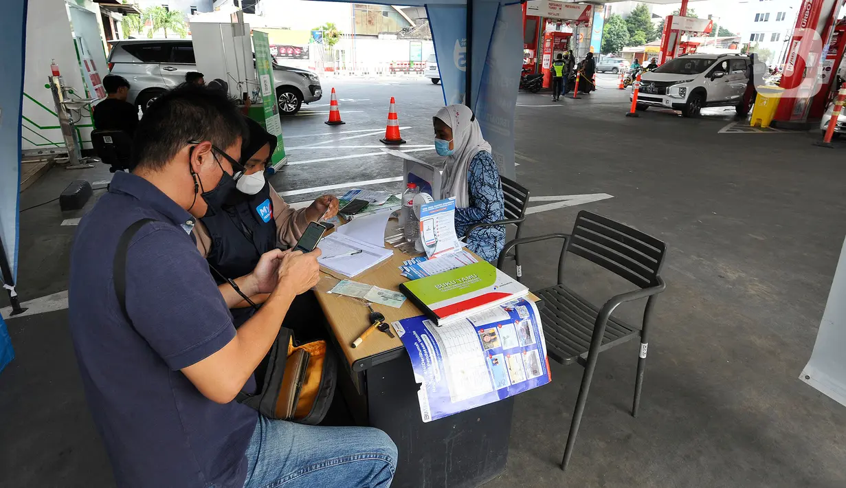 Petugas melayani warga yang mendaftar untuk pembelian bahan bakar minyak (BBM) jenis Pertalite dan Solar subsidi untuk kendaraan roda empat di SPBU Pertamina 31.124.02 di kawasan Fatmawati, Jakarta, Rabu (27/7/2022). PT Pertamina (Persero) mencatat 80 persen kendaraan yang didaftarkan mengkonsumsi BBM jenis Pertalite. (merdeka.com/Arie Basuki)