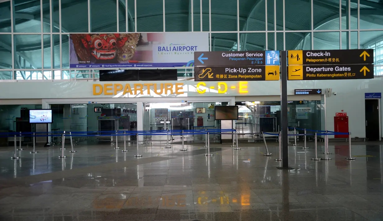 Area keberangkatan internasional terlihat di bandara Ngurah Rai di Tuban dekat Denpasar di pulau resor Bali (5/10/2021).  Bandara Ngurah Rai akan kembali dibukan pada 14 Oktober untuk beberapa pelancong internasional. (AFP/Sony Tumbelaka)