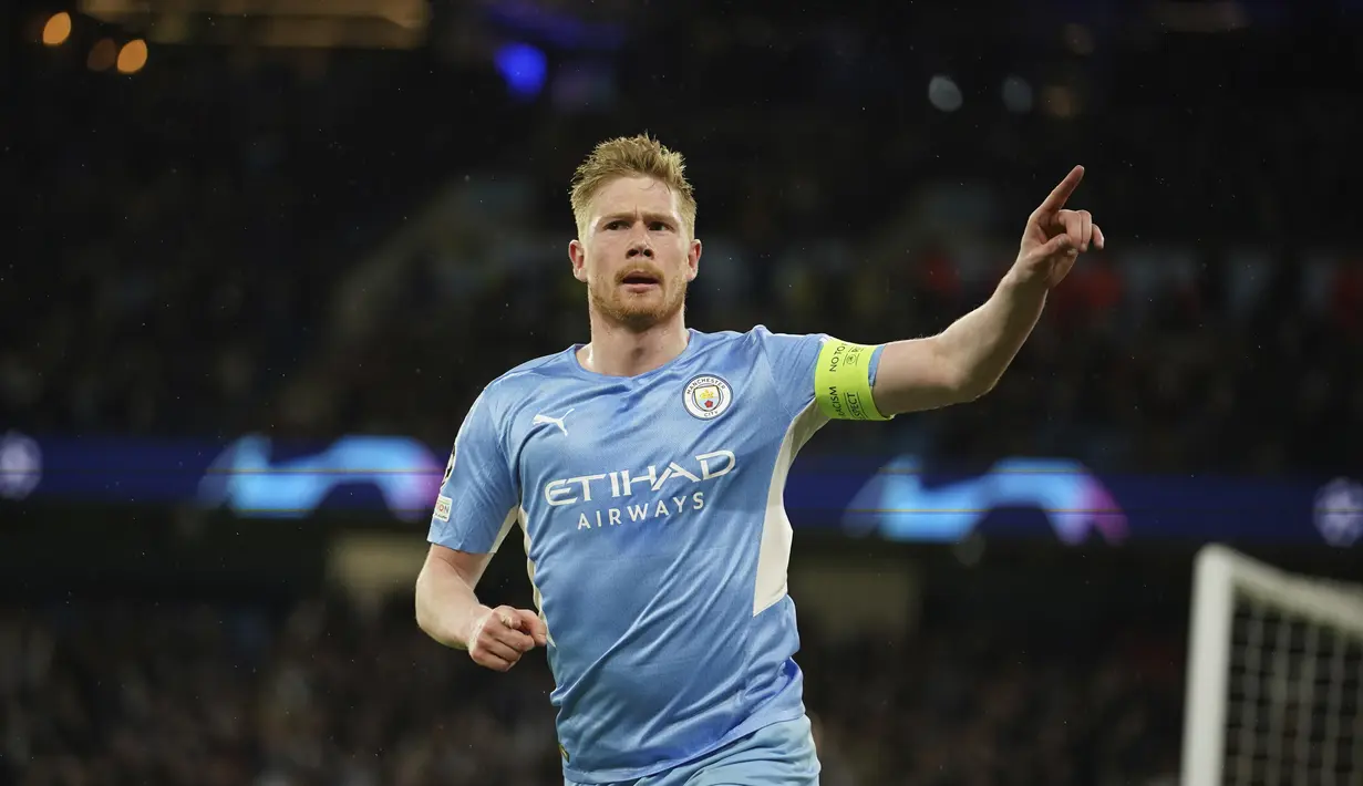 Gelandang Manchester City, Kevin De Bruyne melakukan selebrasi usai mencetak gol ke gawang Atletico Madrid pada pertandingan leg pertama perempat final Liga Champions di Stadion Etihad, di Manchester, Rabu (6/4/2022). City menang tipis atas Atletico Madrid 1-0. (AP Photo/Dave Thompson)