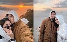 Menikmati Pemandangan Indah Bersama, Glenca Chysara dan Rendi Jhon Tetap Terlihat Cakep dan Glowing di Puncak Gunung Sikunir