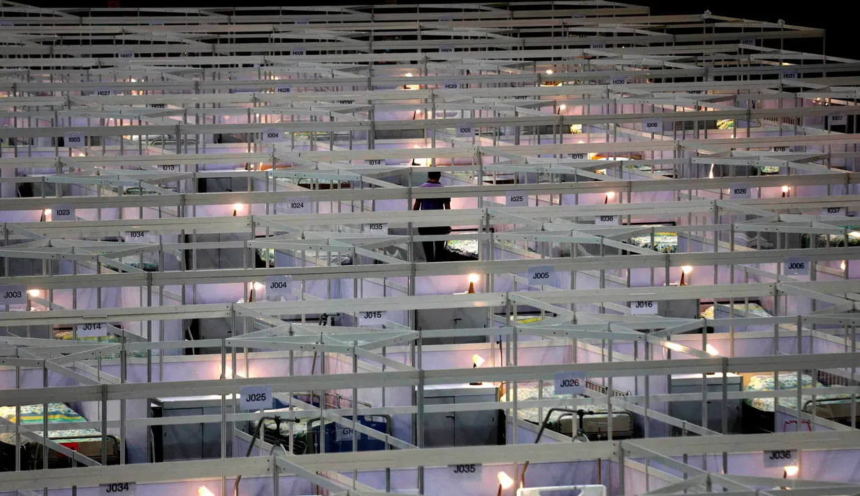 RS Darurat COVID-19 Pertama Hong Kong: Barisan tempat tidur di rumah sakit lapangan sementara di Asia World Expo di Hong Kong, Sabtu (1/8/2020). Pusat pameran di dekat Bandara Internasional Hong Kong itu diubah menjadi fasilitas untuk menampung pasien COVID-19 dengan gejala ringan. (AP/Kin Cheung)