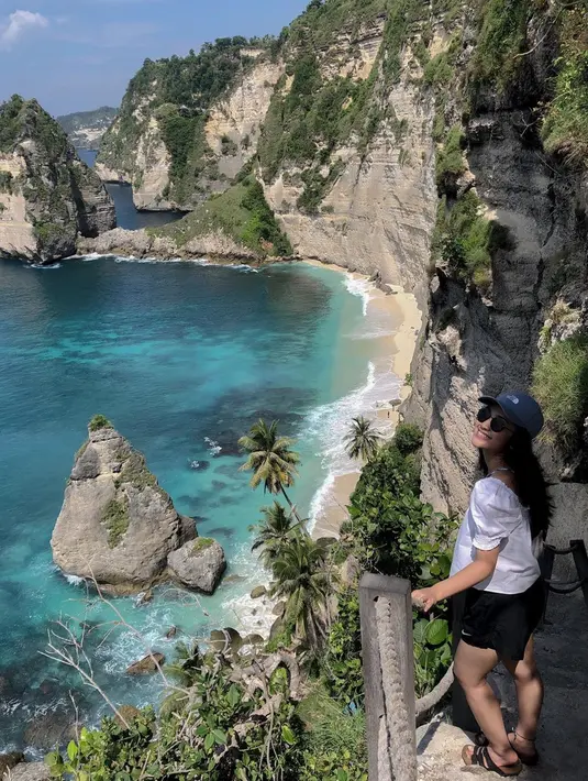Pantai menjadi salah satu tempat favorit untuk melepas penat bagi banyak orang, begitu juga dengan Zulfa Maharani. Mulai dari pantai di Bali, Lombok, Yogyakarta hingga Kalimantan sudah dikunjungi oleh artis dengan nama lengkap Zulfa Maharani Putri ini. Dalam setiap unggahannya, Zulfa mengajak pengikut Instagramnya untuk melihat keindahan Indonesia di pelosok Negeri. (Liputan6.com/IG/@zulfamaharani)