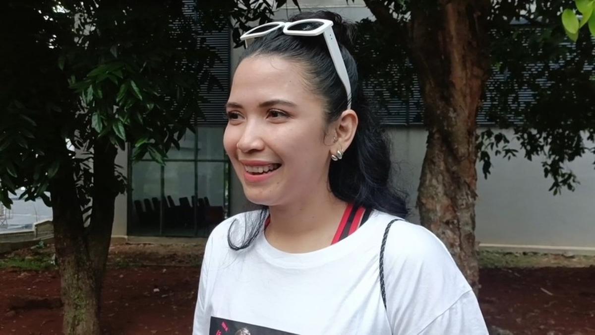 "Kesepian iya ada lah pasti, sepi sendiri gitu, tapi paling cuma 5 menit, 10 menit, abis itu udah lupa lagi," ujarnya.