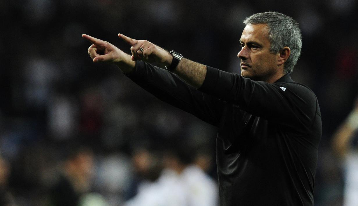 Jose Mourinho. Pelatih asal Portugal berusia 59 tahun yang sejak awal musim 2021/2022 membesut AS Roma ini menempati posisi ketiga sebagai pelatih dengan nilai transfer termahal sepanjang sejarah. Real Madrid rela mengeluarkan biaya sebesar 16 juta euro atau kini setara Rp241 miliar untuk mendatangkannya dari Inter Milan pada awal musim 2010/2011. Real Madrid membajaknya dari Inter Milan usai sukses merebut treble winners di musim 2009/2010. Bersama Real Madrid, ia mampu mempersembahkan 3 trofi juara, Copa del Rey 2010/2011, La Liga 2011/2012 dan Supercopa Spanyol 2012. (AFP/Javier Soriano)