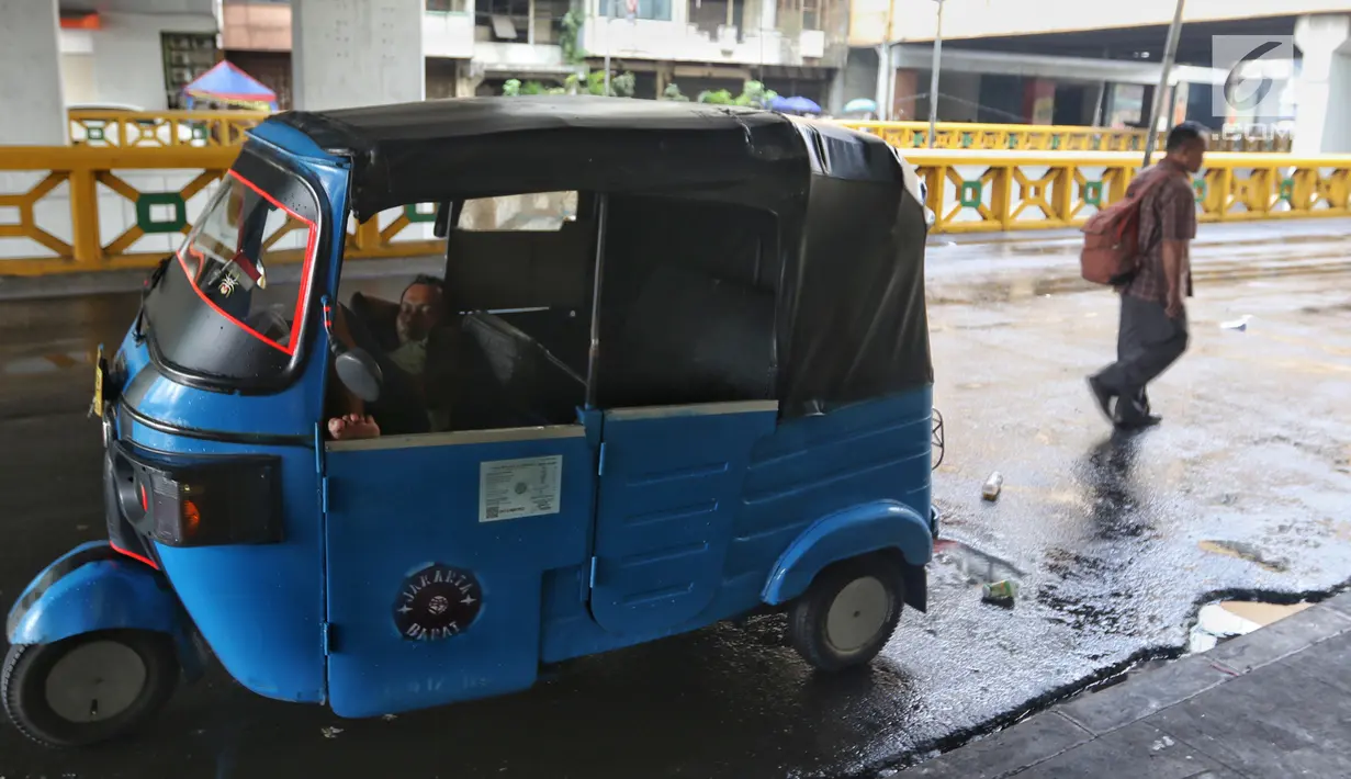 Seorang pengemudi bajaj beristirahat di sekitar Blok B Pasar Tanah Abang, Jakarta, pada hari ketiga Lebaran, Jumat (7/6/2019). Selepas Hari Raya Idul Fitri, Pasar Tanah Abang masih tutup dan direncanakan buka pada Kamis (13/6) mendatang. (Liputan6.com/Johan Tallo)