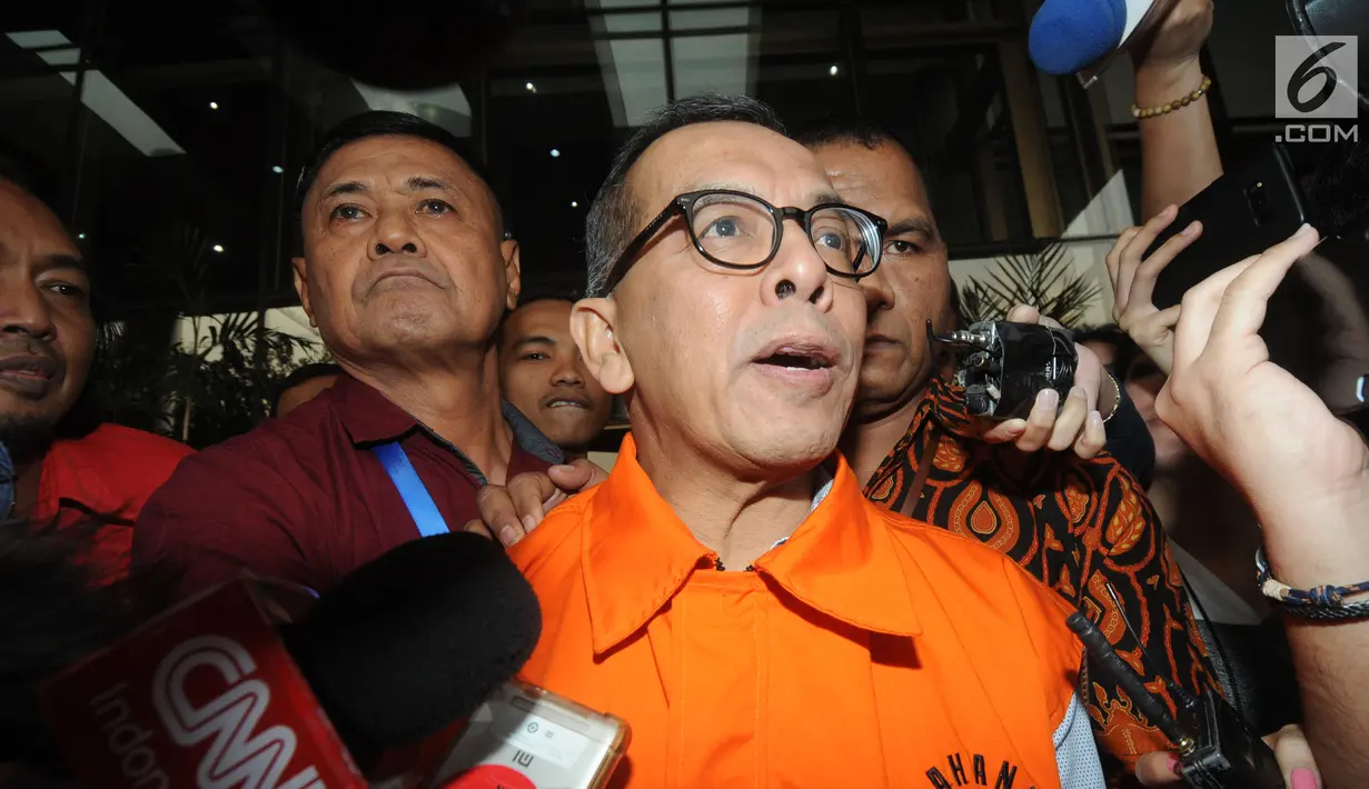 Mantan Dirut PT Garuda Indonesia, Emirsyah Satar memakai rompi tahanan memberikan keterangan usai pemeriksaan penyidik di Gedung KPK, Jakarta, Rabu (7/8/2019). (merdeka.com/Dwi Narwoko)