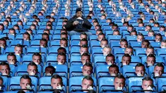 Topeng Jamie Vardy terpasang di setiap bangku King Power Stadium, Inggris, Senin (26/12). Leicester City mengatur rencana untuk melakukan protes kepada FA terkait banding kartu merah Jamie Vardy yang ditolak. (REUTERS/ Carl Recine)
