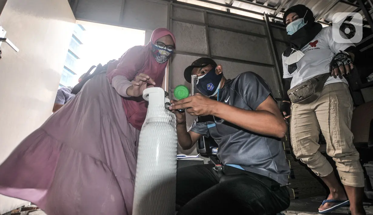 Relawan mengajarkan warga cara memasang regulator tabung oksigen di Gudang Oksigen Untuk Warga, Utan Kayu, Jakarta, Kamis (8/7/2021). Aksi ini diharap mampu membantu warga, terutama pasien COVID-19 dan jadi solusi di tengah langkanya oksigen di Jabodetabek. (merdeka.com/Iqbal S. Nugroho)