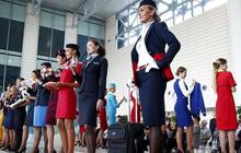 Aksi pramugari cantik Rusia berlenggang di catwalk 'Runway DME