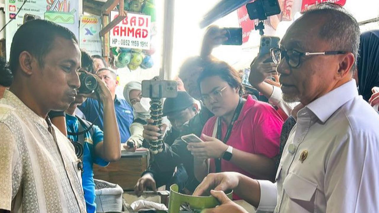Kunjungi Pangkalan Elpiji 3 Kg di Klender, Menko Zulhas: Ibu-Ibu Terima Kasih ke Presiden Prabowo