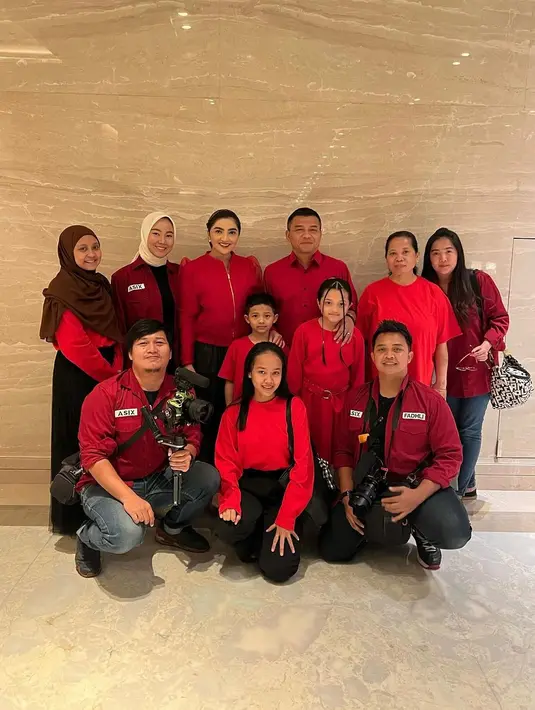 Sementara itu, Ashanty dan keluarga memilih tampil dengan busana kontras berwarna merah [@ashanty_ash]