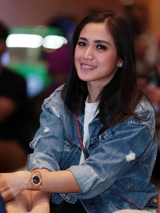 Berdasarkan kabar yang beredar, setelah perempuan yang biasa disapa Jedar itu membalas komentar netizen terkait hubunggan Raffi dan Ayu lantas mendapat teguran dari Raffi. (Deki Prayoga/Bintang.com)