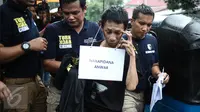 Narapidana kabur Anwar alias Rizal usai mengikuti rekontruksi kejadian di Rutan Salemba, Jakarta, (17/7). Proses rekonstruksi ini mendapat pengawalan ketat dari sejumlah anggota Subdit Resmob Ditreskrimum Polda Metro Jaya. (Liputan6.com/Faizal Fanani)