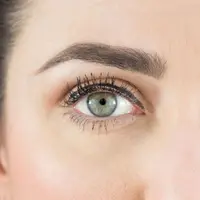 Eyeliner berjarak kayak lagi musuhan sama bulu mata | via: divinecaroline.com