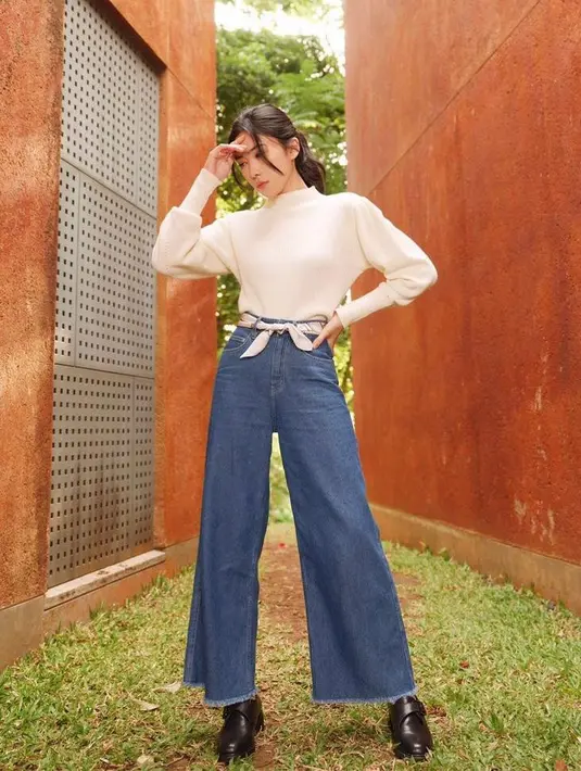 Simple tapi stylish, kombinasikan knit top dengan celana kulot jeans yang diberi scarf sebagai ikat pinggang. (Instagram/thenblank).