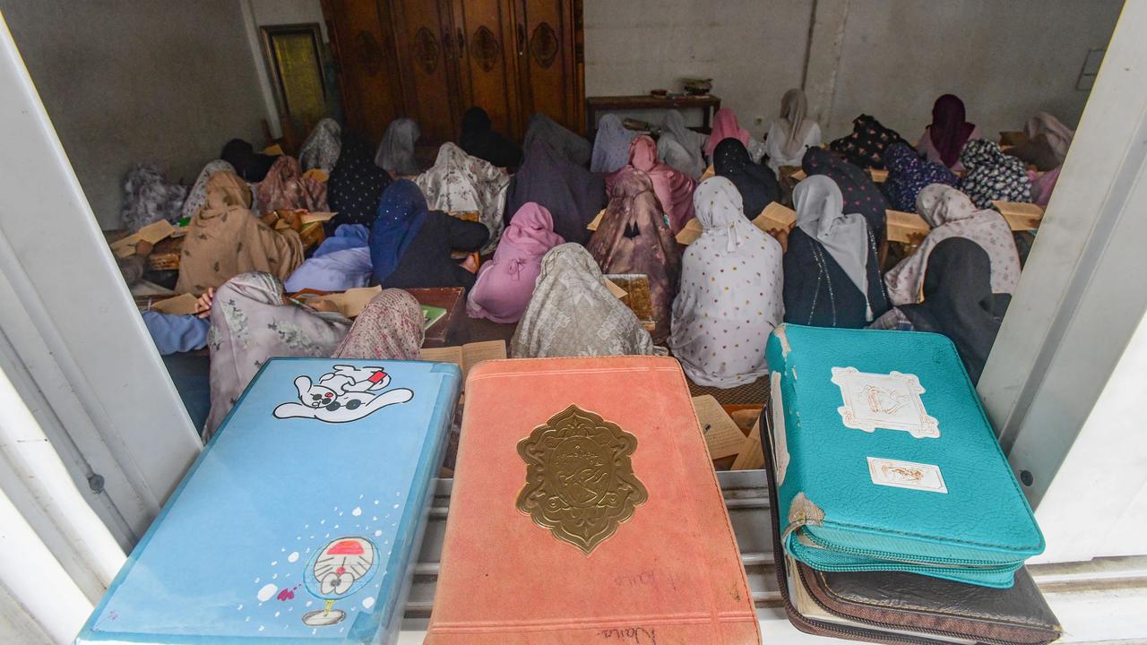 FOTO: Ramadan Menghidupkan Tradisi Kajian Kitab Kuning di Pesantren