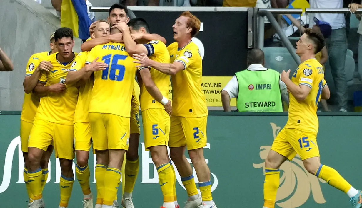 Pemain Ukraina merayakan gol yang dicetak oleh Oleksandr Zinchenko pada matchday kelima Grup C Kualifikasi Euro 2024 di Tarczynski Arena, Polandia, Minggu (10/9/2023). (AP Photo/Czarek Sokolowski)