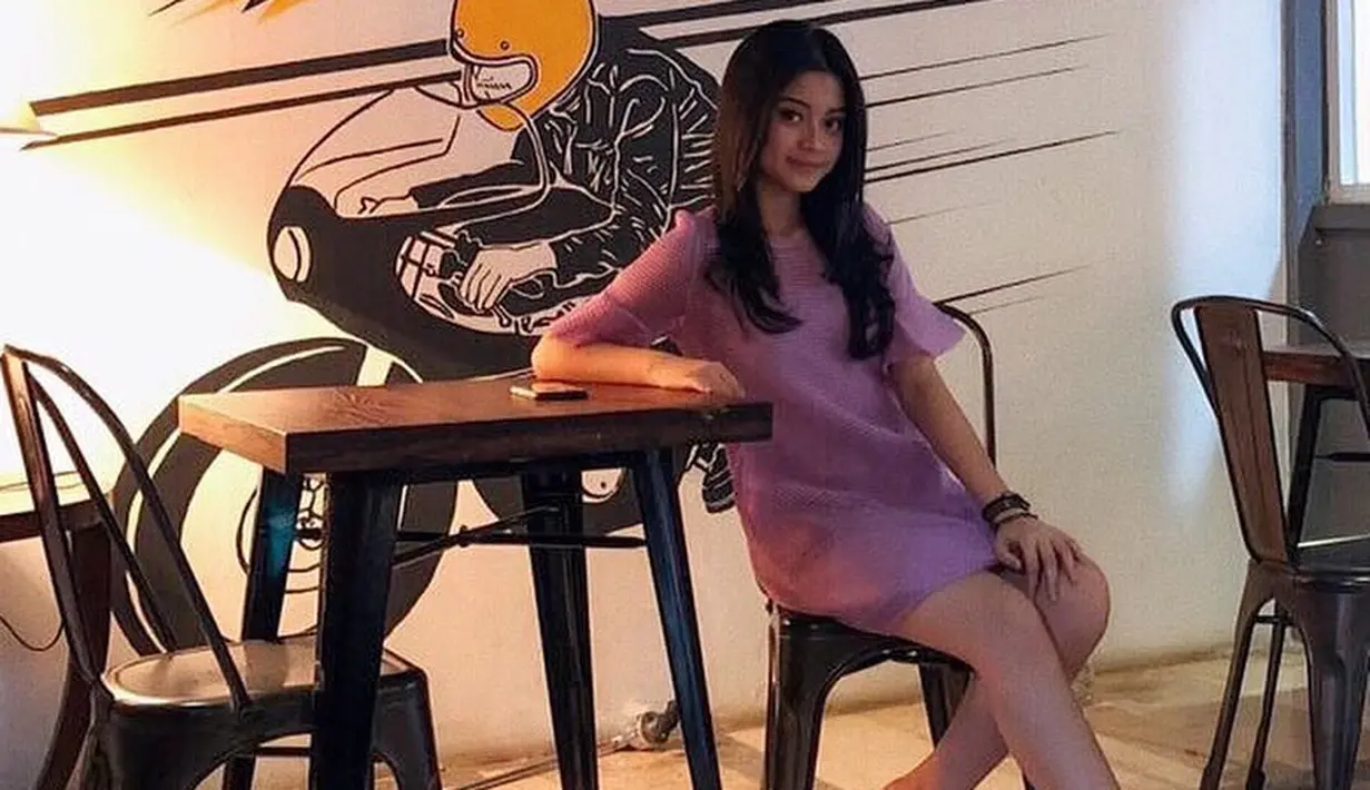 Begitu juga dengan yang satu ini, Yoriko anggun banget dengan dress berwarna ungu yang modelnya sangat girly. Apalagi Yoriko juga membiarkan rambutnya menjuntai begitu saja. Cantik banget kan? (Instagram/yorikooangln_)