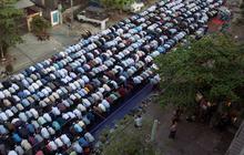 FOTO: Masjid Hancur Diguncang Gempa, Muslim Myanmar Gelar Salat Idulfitri di Jalanan