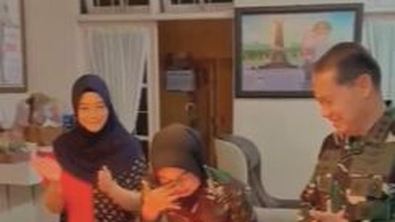 Tak hanya itu, keduanya juga tampak bernyanyi bersama mengiringi kejutan manis yang dibuat. <br>