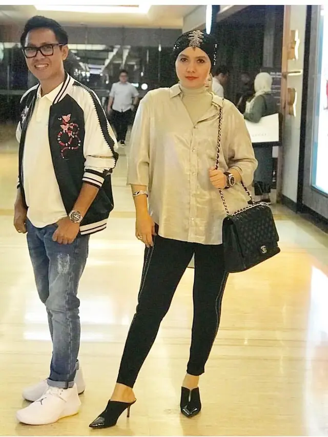 Potret Padu Padan Busana Eko Patrio dan Istri