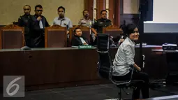 Jessica Kumala Wongso saat mengikuti sidang dengan agenda lanjutan pembacaan nota pembelaan (pledoi) di PN Jakpus, Jakarta, Kamis (13/10). Dalam pledoinya Jessica menyangkal telah membunuh Mirna. (Liputan6.com/Faizal Fanani)