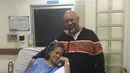 Demi kesembuhan kanker paru-paru yang diderita istrinya, Indro Warkop masih percaya tenaga medis di Indonesia masih bisa menyembuhkan. Di mana pun berobatnya, Indro percaya Tuhan yang memberikan kesembuhannya. (Nurwahyunan/Bintang.com)