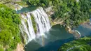 Foto dari udara yang diabadikan pada 16 Mei 2020 ini menunjukkan Air Terjun Huangguoshu di Anshun, Provinsi Guizhou, China barat daya. Air Terjun Huangguoshu adalah sekelompok air terjun yang meliputi air terjun-air terjun kecil. (Xinhua/Tao Liang)