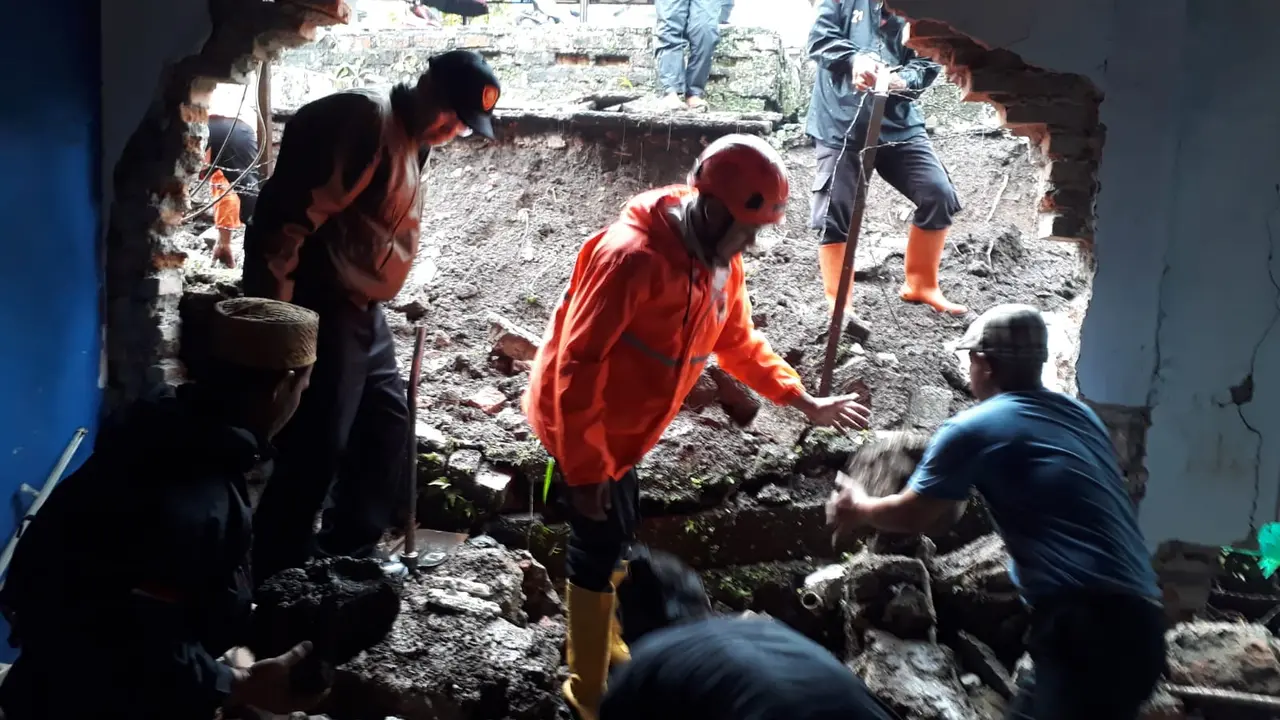 Rumah warga rusak imbas longsor di Kelurahan Citamiang, Kecamatan Citamiang