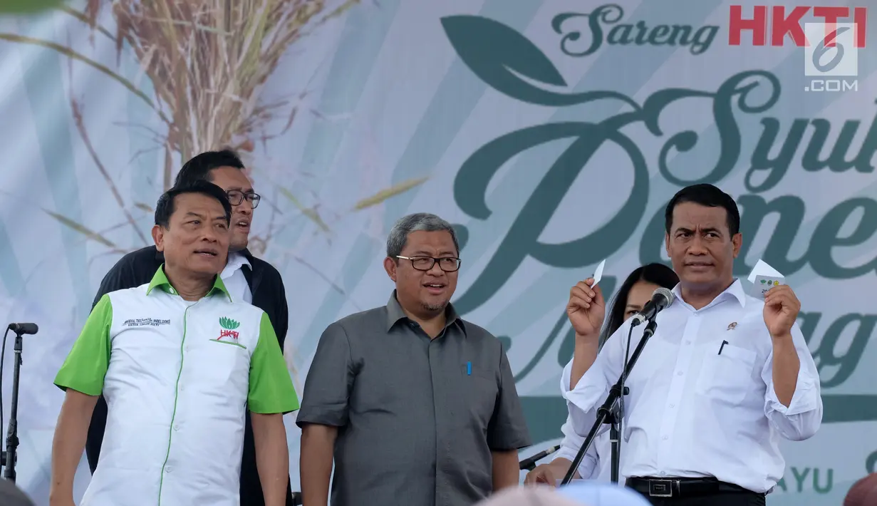 Ketua Umum HKTI, Jenderal TNI (Purn) Moeldoko, Menteri Pertanian Amran Sulaiman dan Gubernur Jabar Ahmad Heryawan mengambil undian untuk petani dalam acara Syukur Panen di Desa Karang Layung, Indramayu, Jabar, Kamis (23/11). (Liputan6.com/Pool/Ksatria)