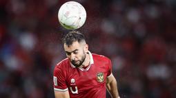 Pemain Timnas Indonesia, Jordi Amat menanduk bola saat laga leg pertama semifinal Piala AFF 2022 melawan Timnas Vietnam di di Stadion Utama Gelora Bung Karno (SUGBK), Jumat (6/1/2023) sore WIB. (Bola.com/Bagaskara Lazuardi)