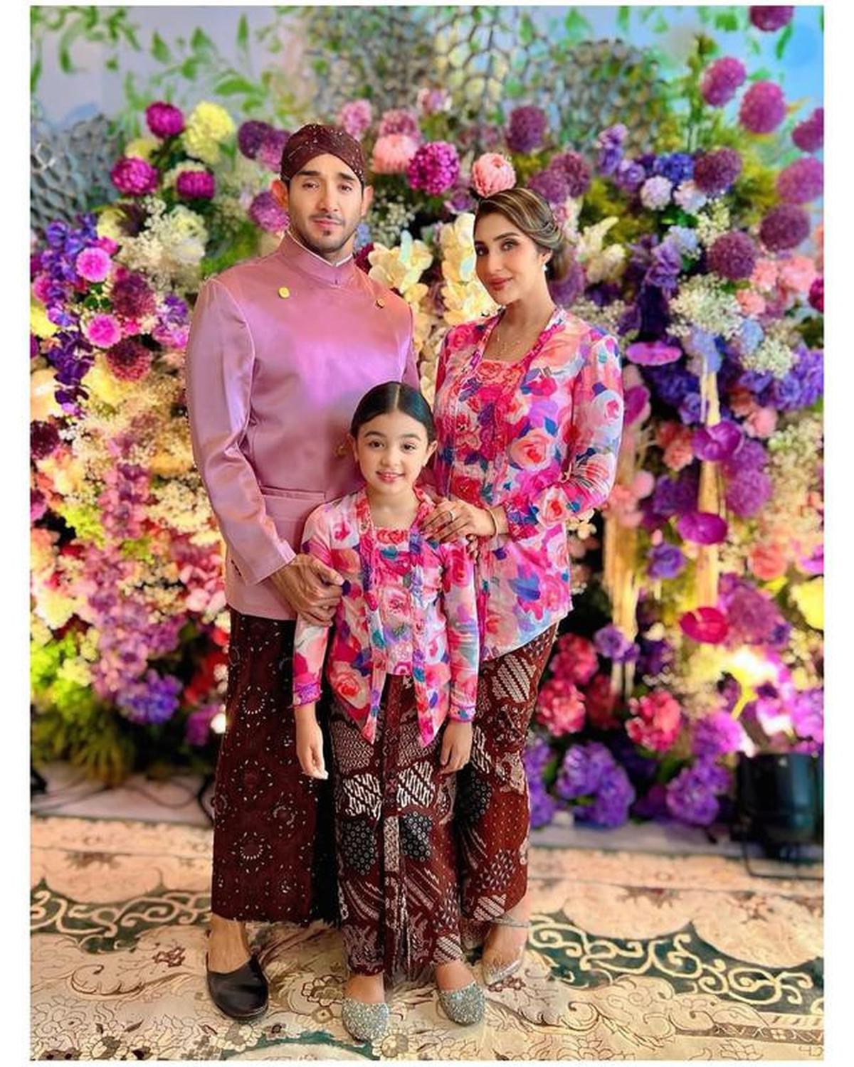 6 Potret Tania Nadira di Pengajian &amp; Siraman Adik Ipar, Anggun dengan Gamis dan Kebaya