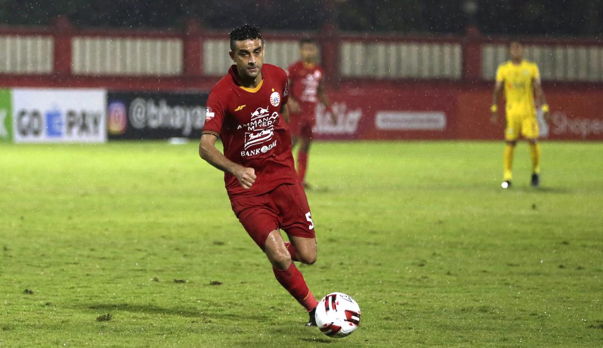 2. Otavio Dutra - Dutra menjadi pemai baru yang bergabung dengan Persija di musim ini. Namun, kualitasnya sebagai bek tidak diragukan lagi. Di laga debutnya bersama Persija, bek berusia 36 tahun ini turut menyumbangkan 1 gol. (Bola.com/Yoppy Renato)