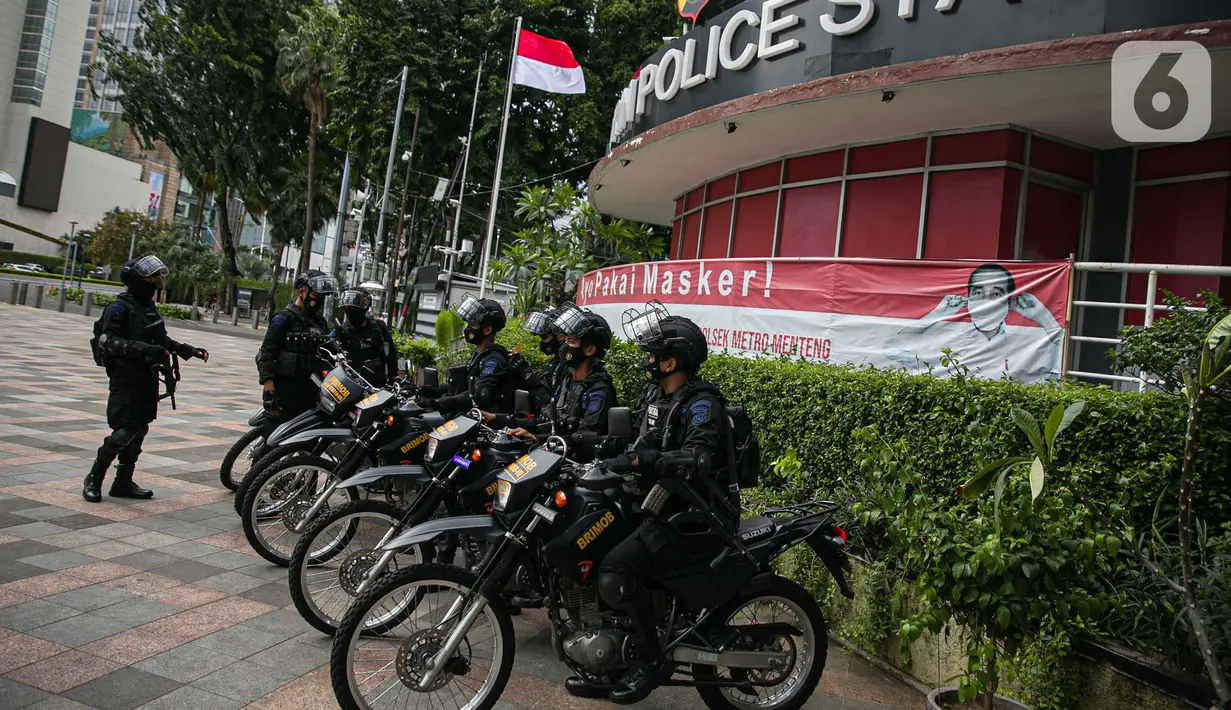 Sejumlah anggota satuan Brimob bersiaga di kawasan Bundaran HI, Jakarta, Kamis (1/4/2021). Pasca penyerangan yang terjadi di Mabes Polri, aparat kepolisian memperketat penjagaan dan pengamanan di ruang publik ibu kota. (Liputan6.com/Faizal Fanani)