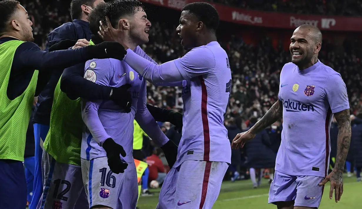 Penyerang Barcelona, Pedri (tengah) berselebrasi usai mencetak gol ke gawang Athletic Bilbao pada pertandingan babak 16 besar Copa del Rey Cup Spanyol di stadion San Mames di Bilbao, Jumat (21/1/2022). Kemenangan ini mengantar Bilbao melaju ke babak perempat final. (AP Photo/Alvaro Barrientos)