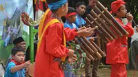 Sejumlah anak di Kabupaten Bandung memainkan alat musik masyarakat Sunda. (Liputan6.com/Dikdik Ripaldi)
