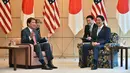 Duta Besar AS yang baru untuk Jepang, William F. Hagerty berdialog dengan Perdana Menteri Jepang Shinzo Abe saat melakukan pertemuan di Kantei, Tokyo, Jepang (18/8). (AP Photo / Andrew Harnik)