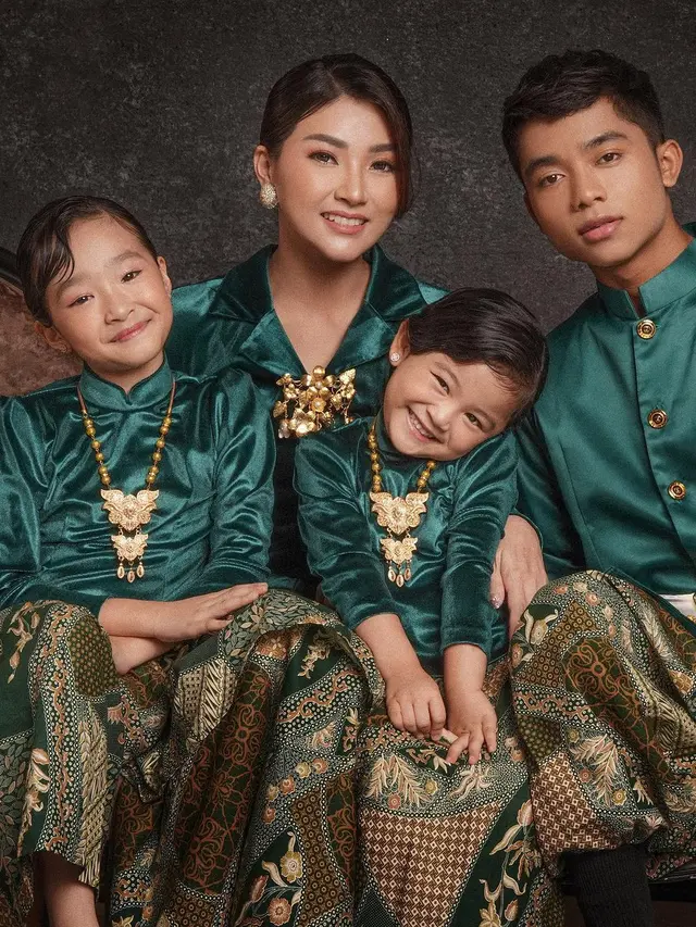 Potret Bak Keluarga Kerajaan dari Sarwendah Bersama Anak-Anak, Tampil Ayu Kenakan Kebaya Meski Berwajah Oriental