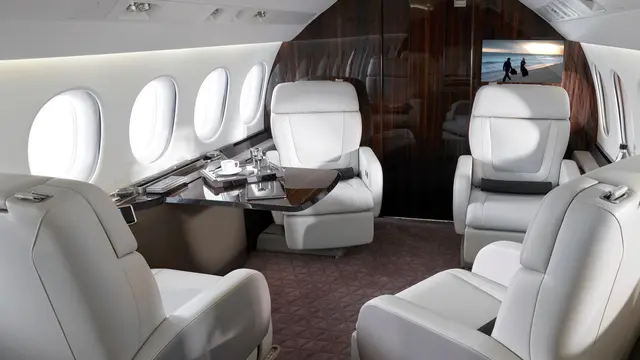 TNI AU memiliki pesawat angkut militer super mewah buatan Dassault Aviation Prancis, yaitu Falcon 7X dan 8X