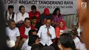 Menteri Perhubungan Budi Karya Sumadi berbincang dengan para sopir angkot saat nongkrong bareng di Tangerang, Banten, Sabtu (26/1). Budi mendengar banyak masukan dari para sopir angkot tentang permasalahan yang mereka alami. (Liputan6.com/Angga Yuniar)