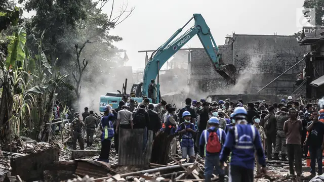 Bangunan Bantaran Kali Ciliwung di Bukit Duri Digusur